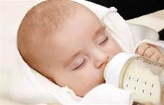 【新生兒】沖奶粉時應該先放水還是先放奶粉？